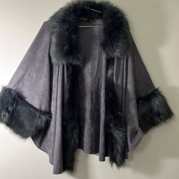 JAYLEY Grey Faux Fur Faux Suede Cape - Picture 2 of 13